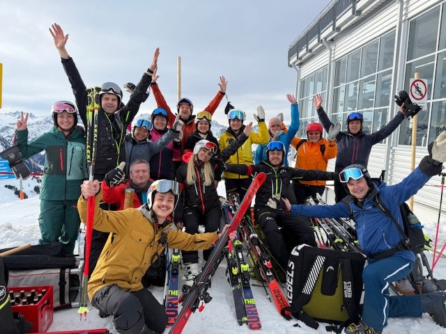 01_Group_Team_Happy.jpg